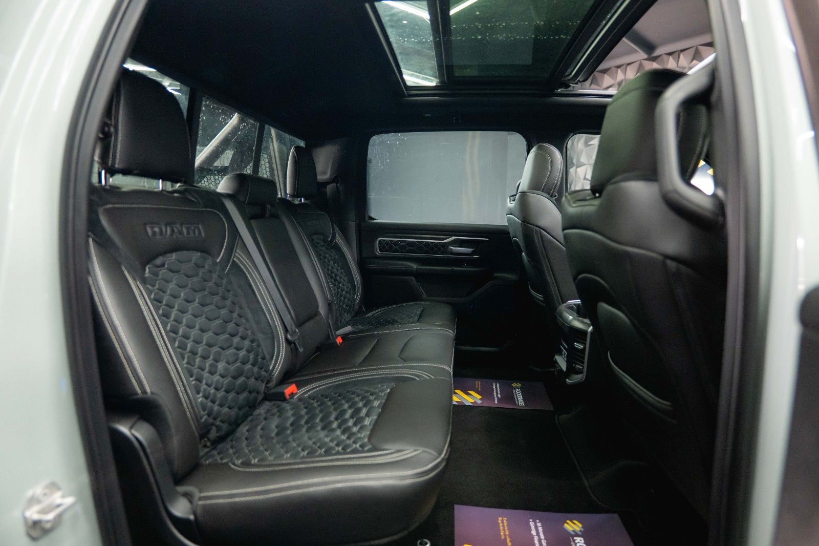 Fahrzeugabbildung Dodge RAM 5.7 V8 HEMI 4x4 OFFROAD Night-Edition *Pano*