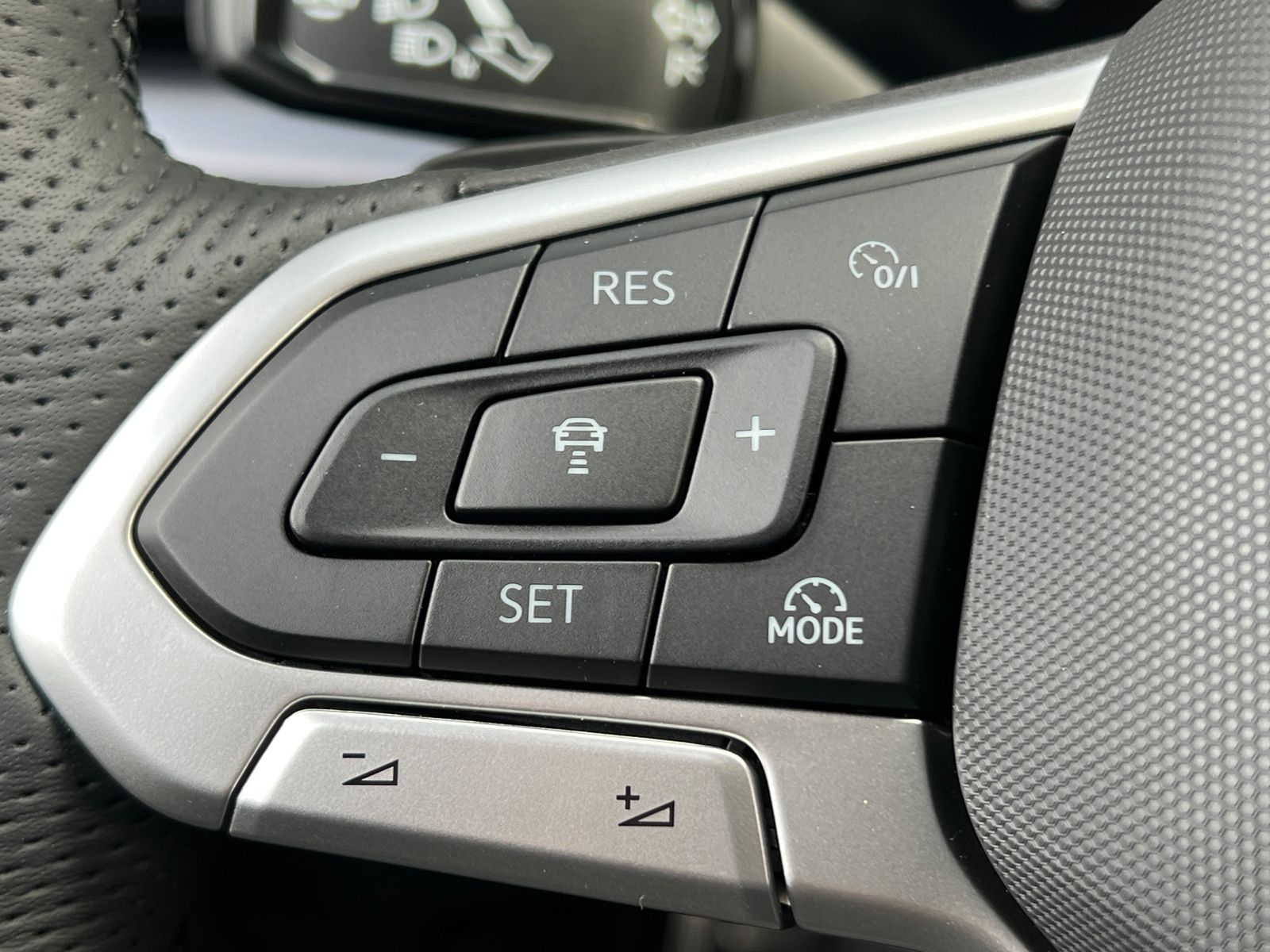 Fahrzeugabbildung Volkswagen Touareg  R-Line 3.0 TDI V6 DSG 4MOTION *Leder, A