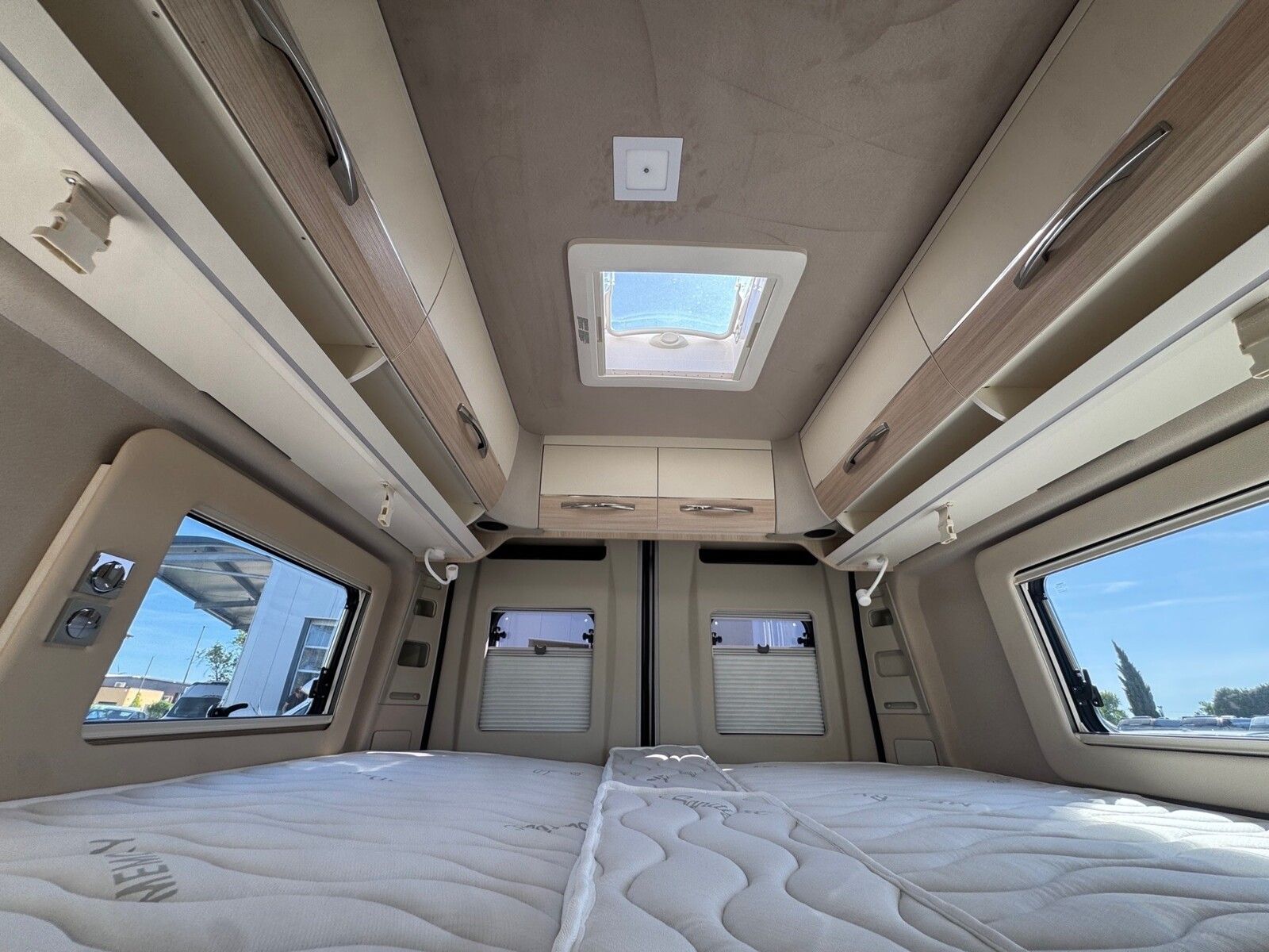 Fahrzeugabbildung Eura Mobil Van V 635 EB 180 PS, Automatik, Panoramadach