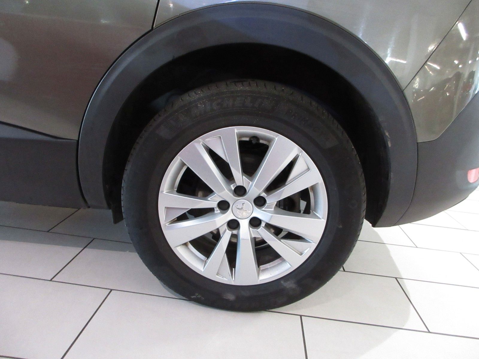 Fahrzeugabbildung Peugeot 5008 Active 1.2T LED/NAVI/PDC/TEMPOMAT