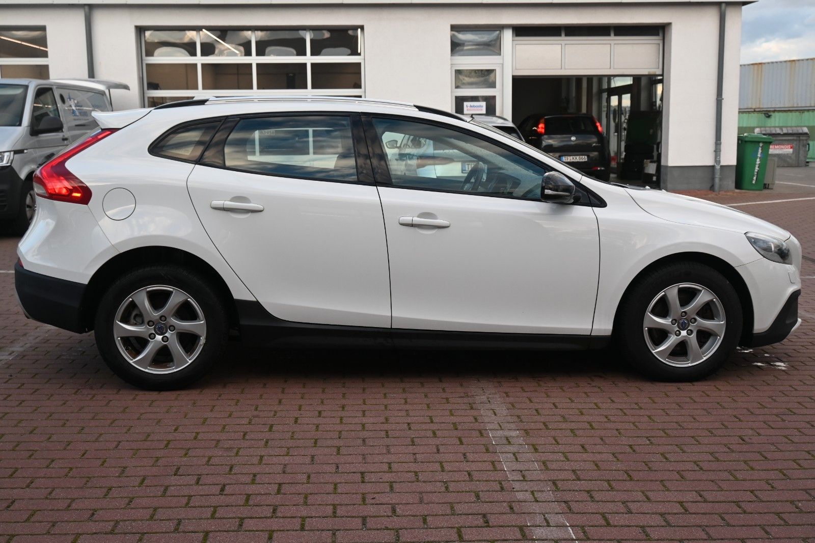 Fahrzeugabbildung Volvo V40 CC D3 MOM*XEN*NAV*STYL*SHZ*AUT