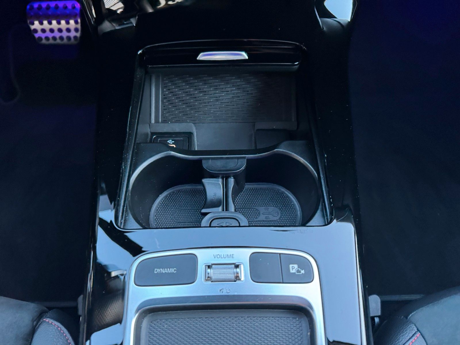 Fahrzeugabbildung Mercedes-Benz CLA 200 SB+AMG+Pano+Distr+Ambiente+Night+RFK