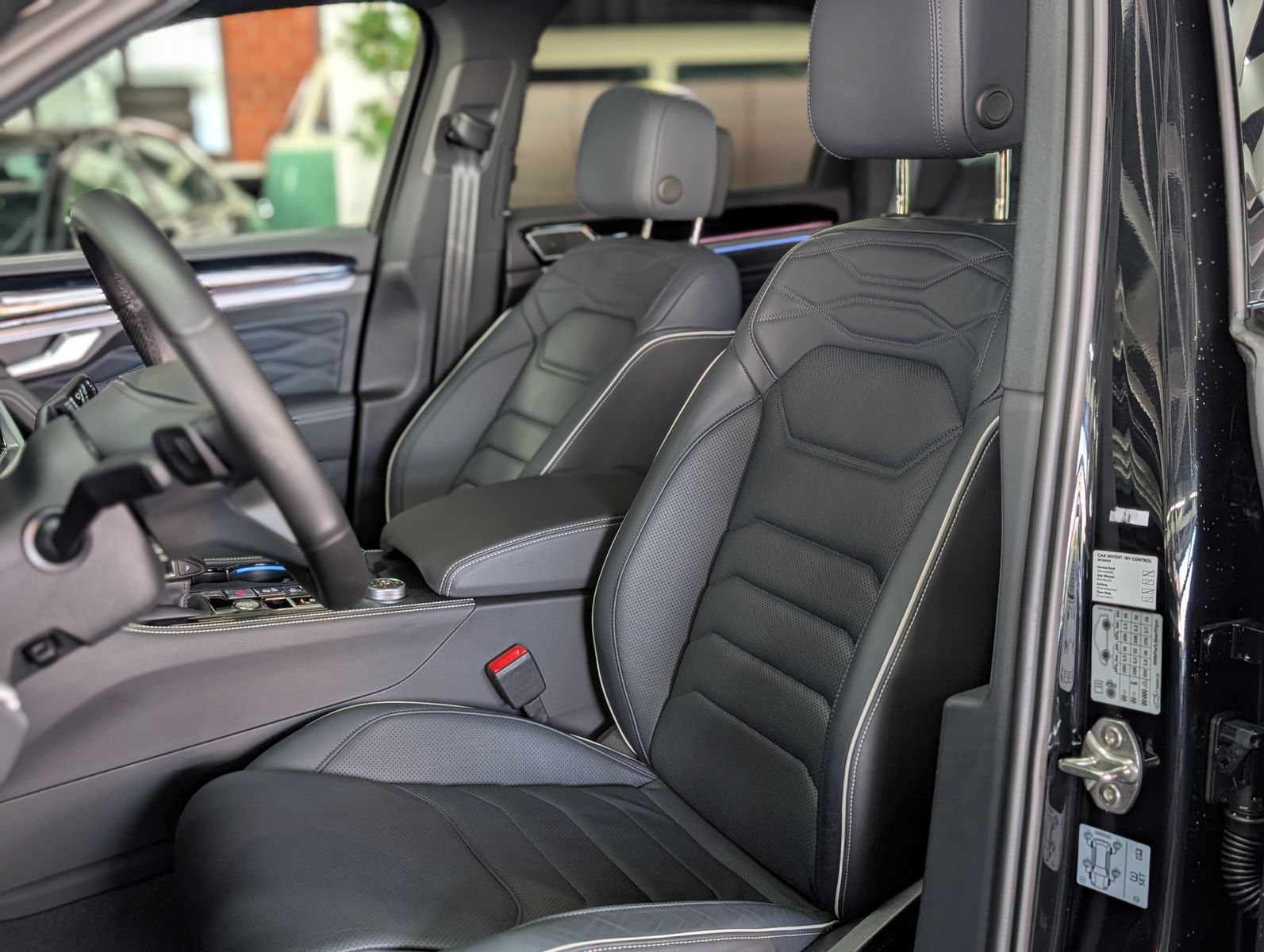 Fahrzeugabbildung Volkswagen Touareg 3.0TDI 4M R-Line VOLL Black 22" UPE 114T