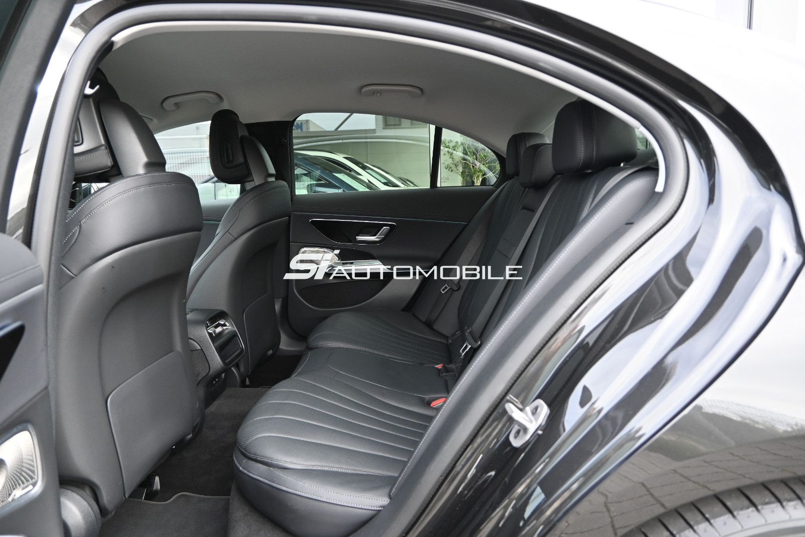 Fahrzeugabbildung Mercedes-Benz E 200 Lim. Exclusive Premium °ACC°AHK°BURMESTER°