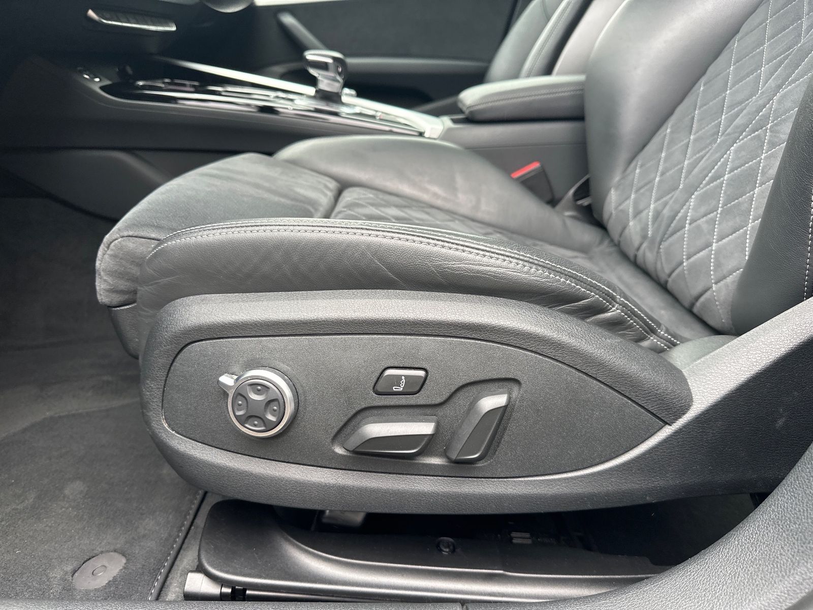 Fahrzeugabbildung Audi A4 40 TDI S-Line Black NAV+LED+PANO+AHK+KAM
