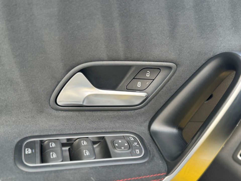 Fahrzeugabbildung Mercedes-Benz CLA 35 AMG 4Matic Burmester Allwetterreifen