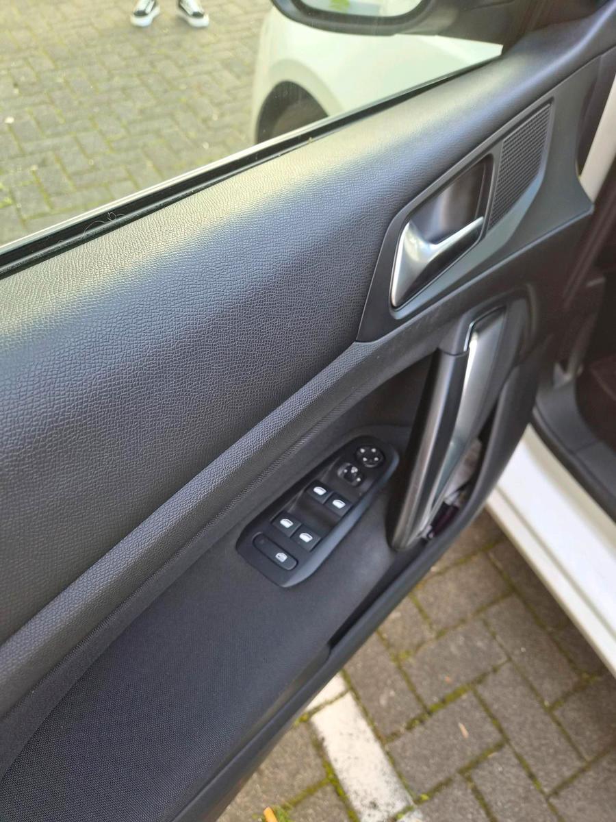 Peugeot 308 2015 — photo 11