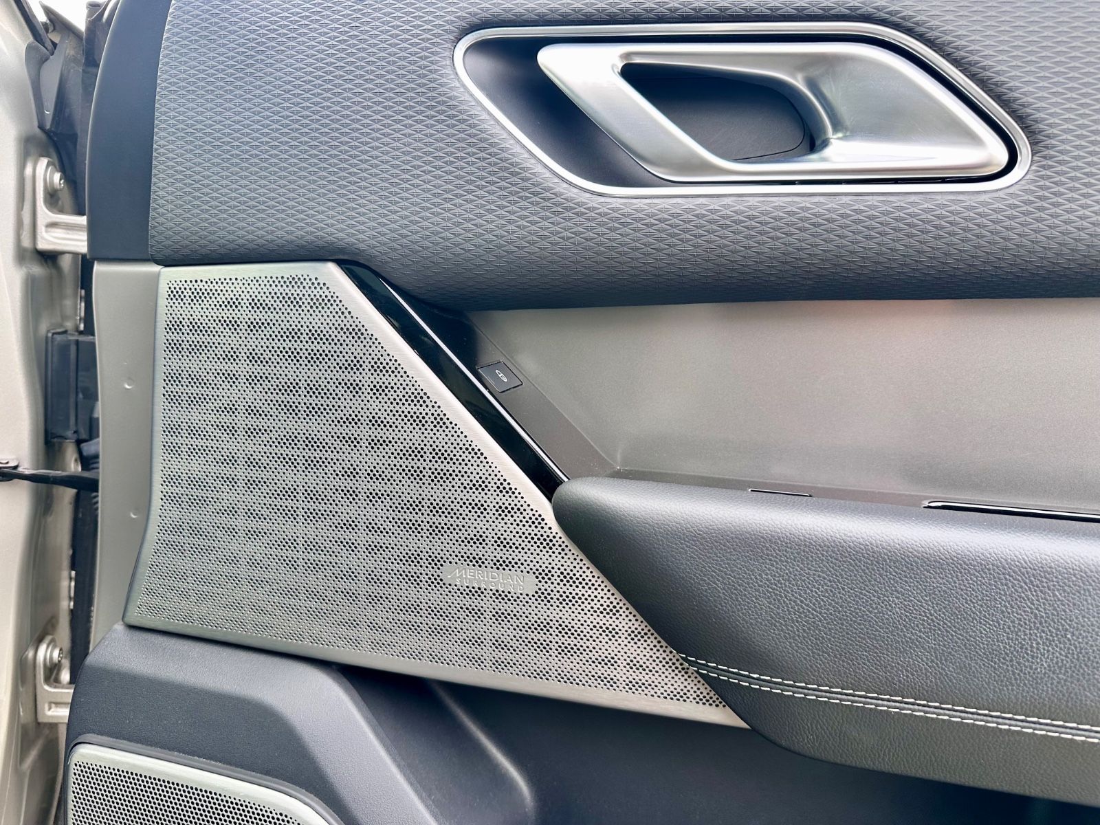 Fahrzeugabbildung Land Rover RANGE ROVER VELAR SE*MOD.2021+AHK+PANO+U.V.M*