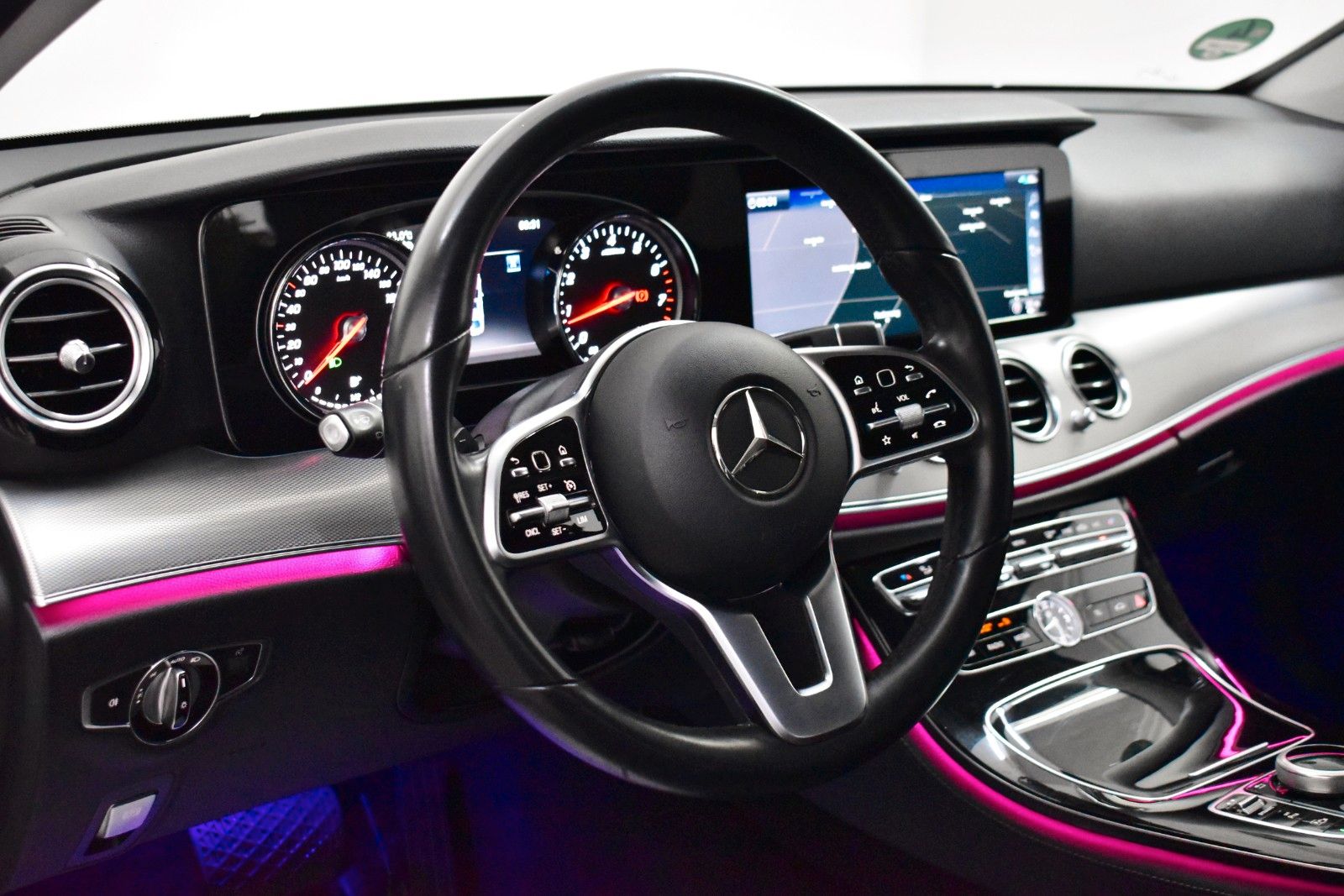 Fahrzeugabbildung Mercedes-Benz E 200 Lim. Avantgarde T.Leder,Navi,LED,SH,Kamera