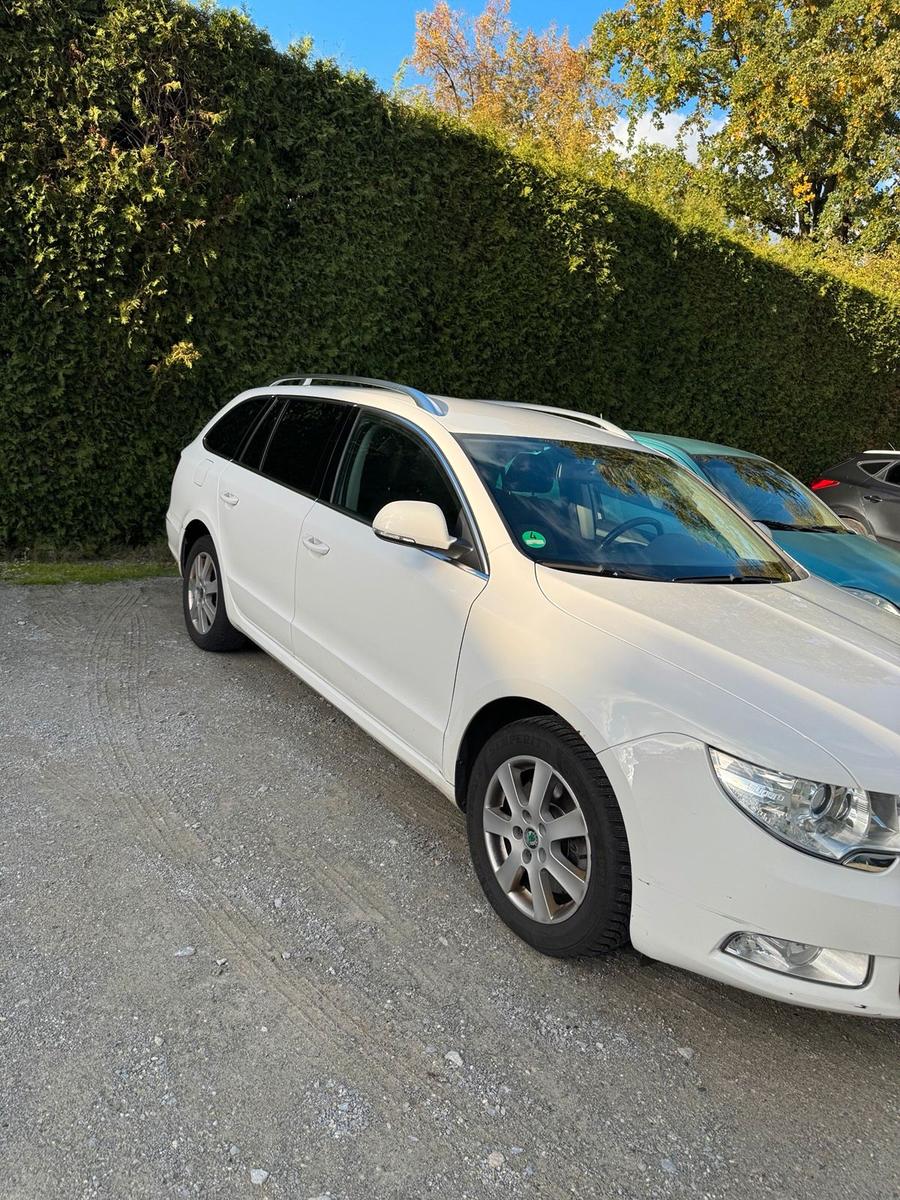 Skoda Superb 2011 — interior