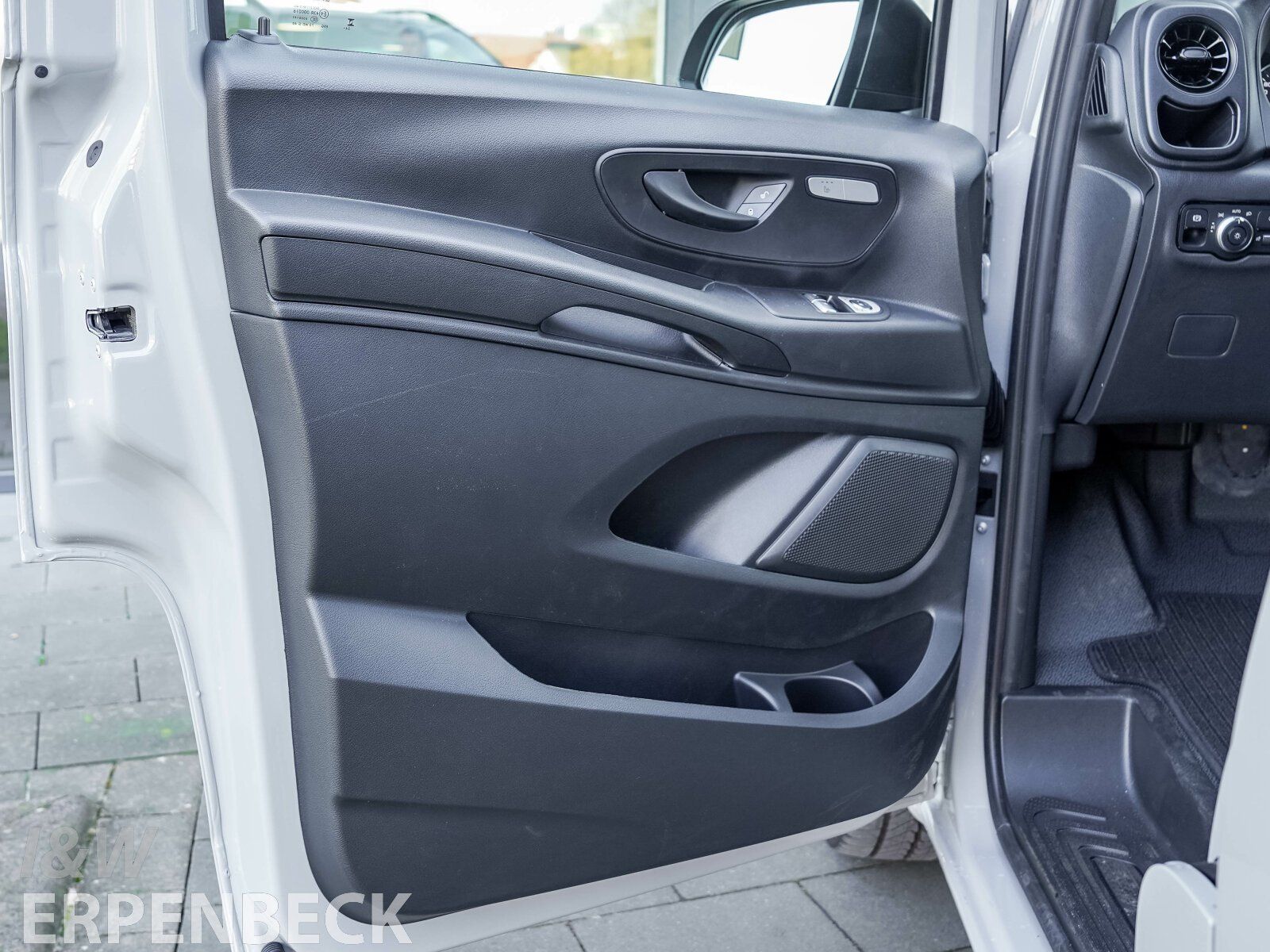 Fahrzeugabbildung Mercedes-Benz Vito Tourer 116 CDI Pro extralang AHK Tür links