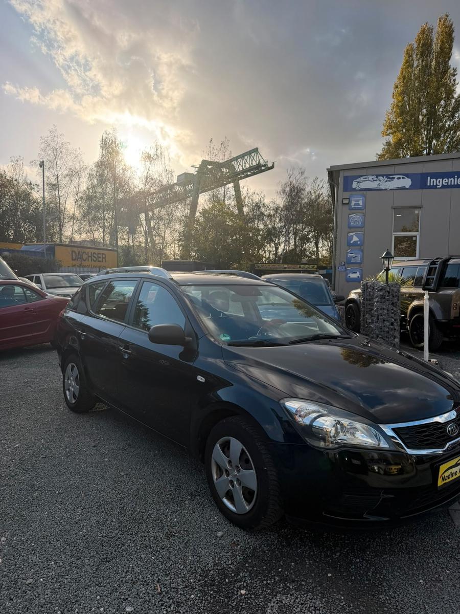 Kia cee'd 2011 — салон
