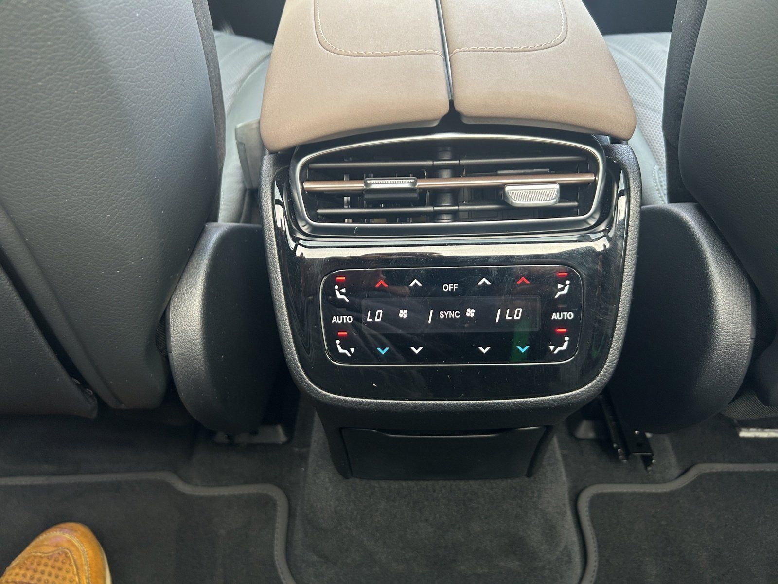 Fahrzeugabbildung Mercedes-Benz EQS 450+ SUV Premium HYPER Massage DISTRO 7-Sitz