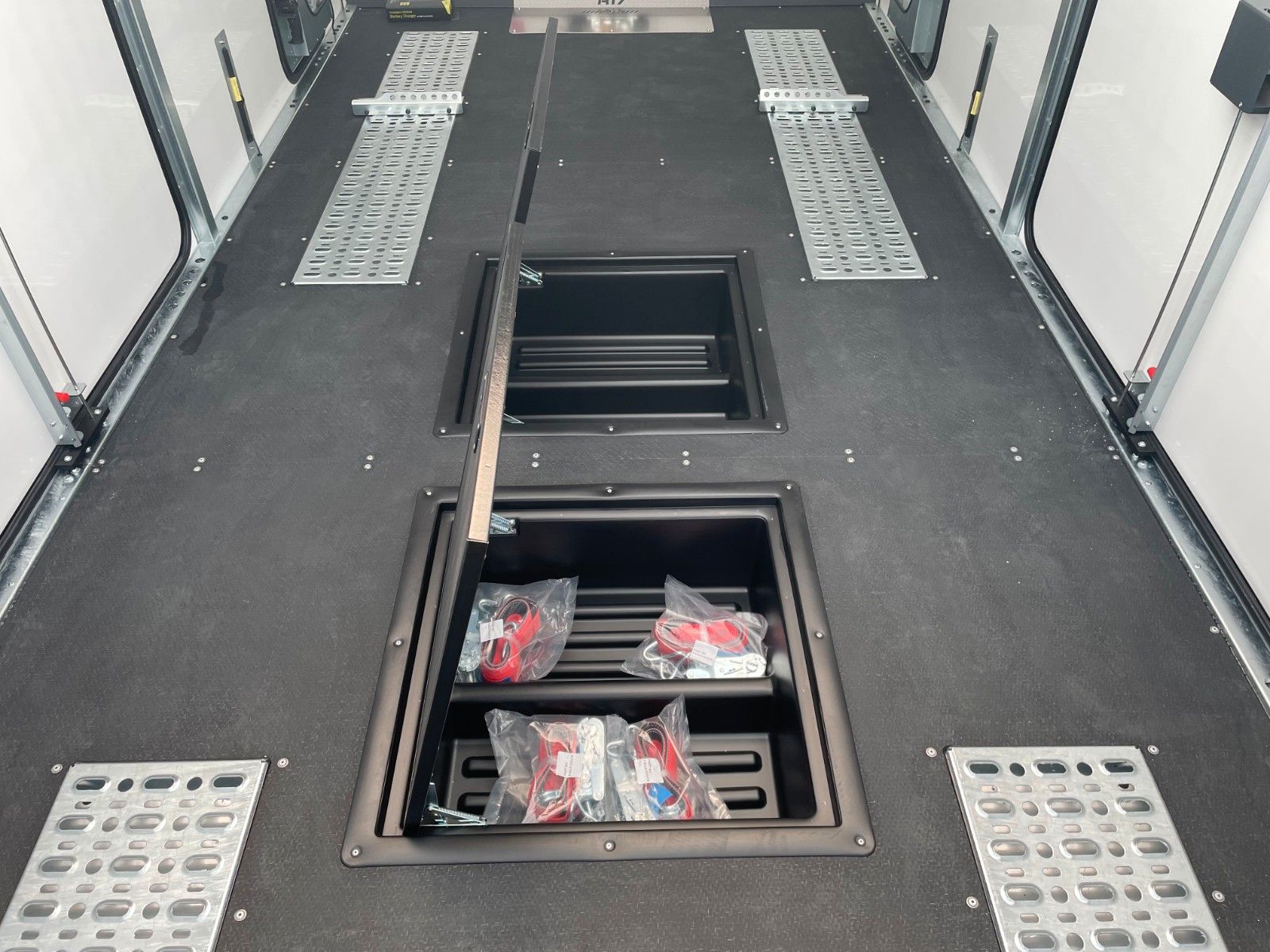 Fahrzeugabbildung Brian James Race Transporter 7 / Länge: 6,16 m / 3.500 kg