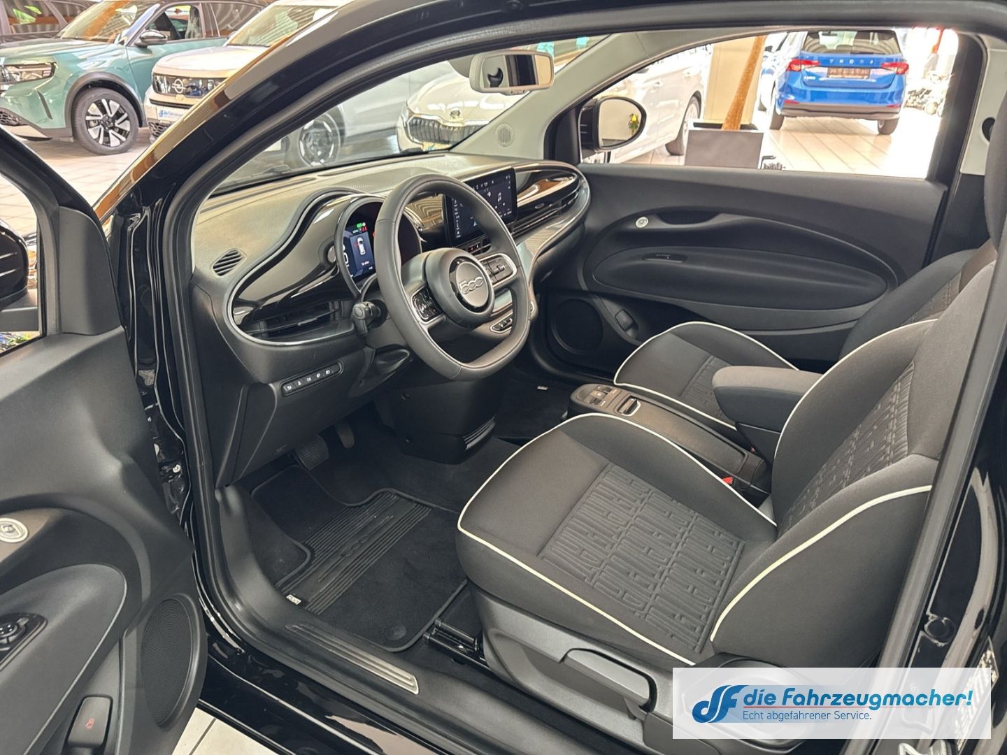 Fahrzeugabbildung Fiat 500 e Navi Soundsystem Apple CarPlay Android Au