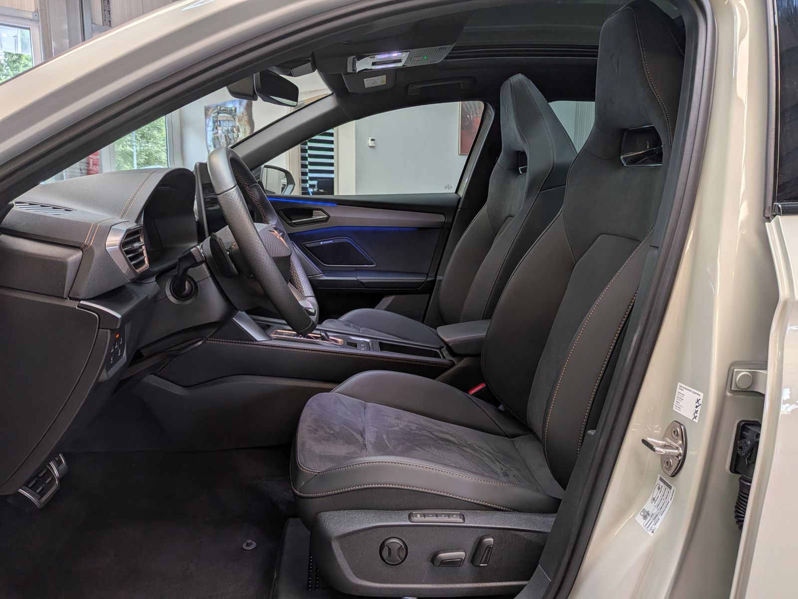Fahrzeugabbildung CUPRA Leon 1.5 eTSI DINAMICA*MATRIX*ACC*PANO*AHK 5J-Ga