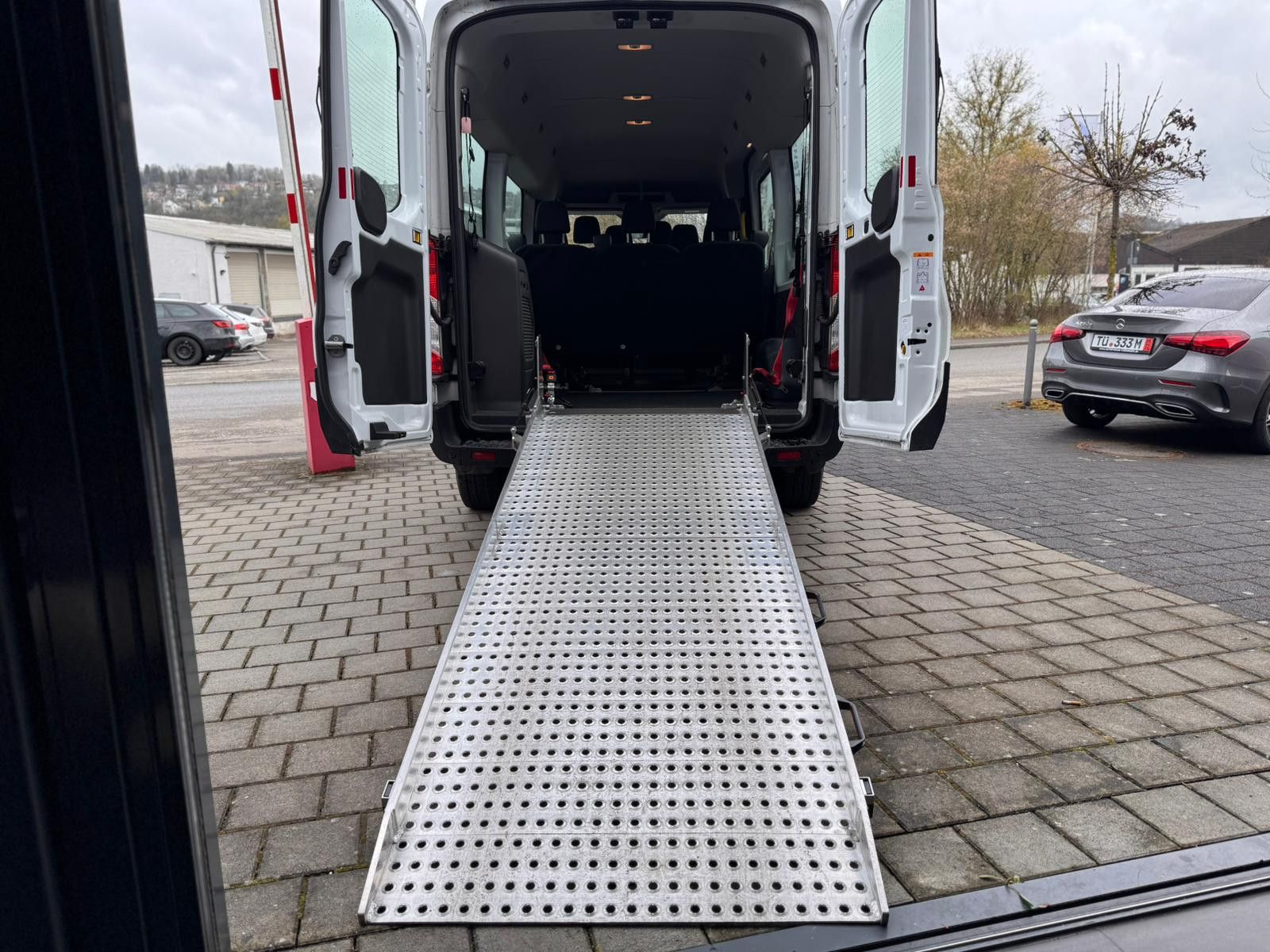 Fahrzeugabbildung Ford Transit 350 L3H2 *'ROLLSTULL LADERAMPE*9-SITZE*