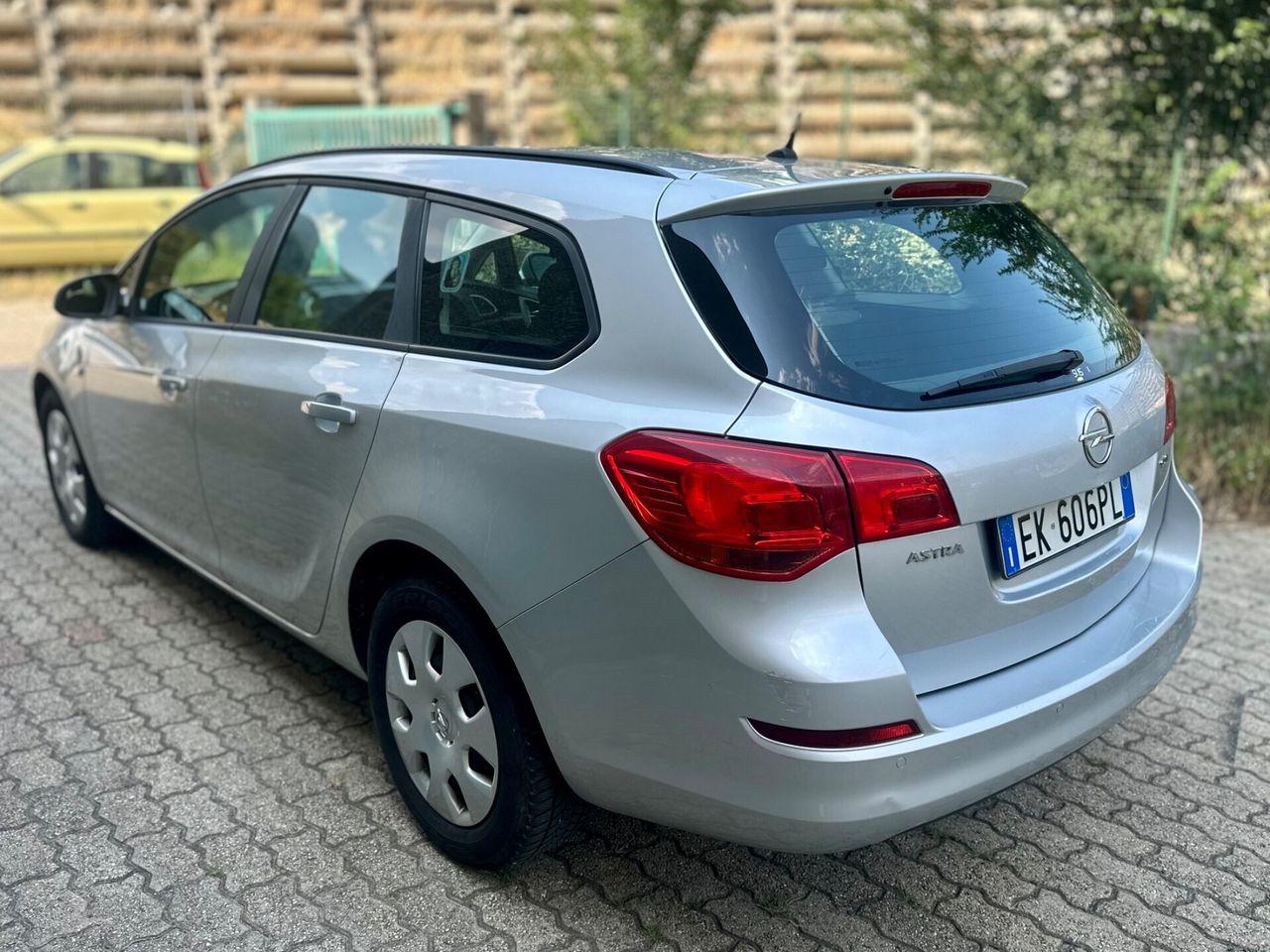 Opel Astra 2011 — photo 6