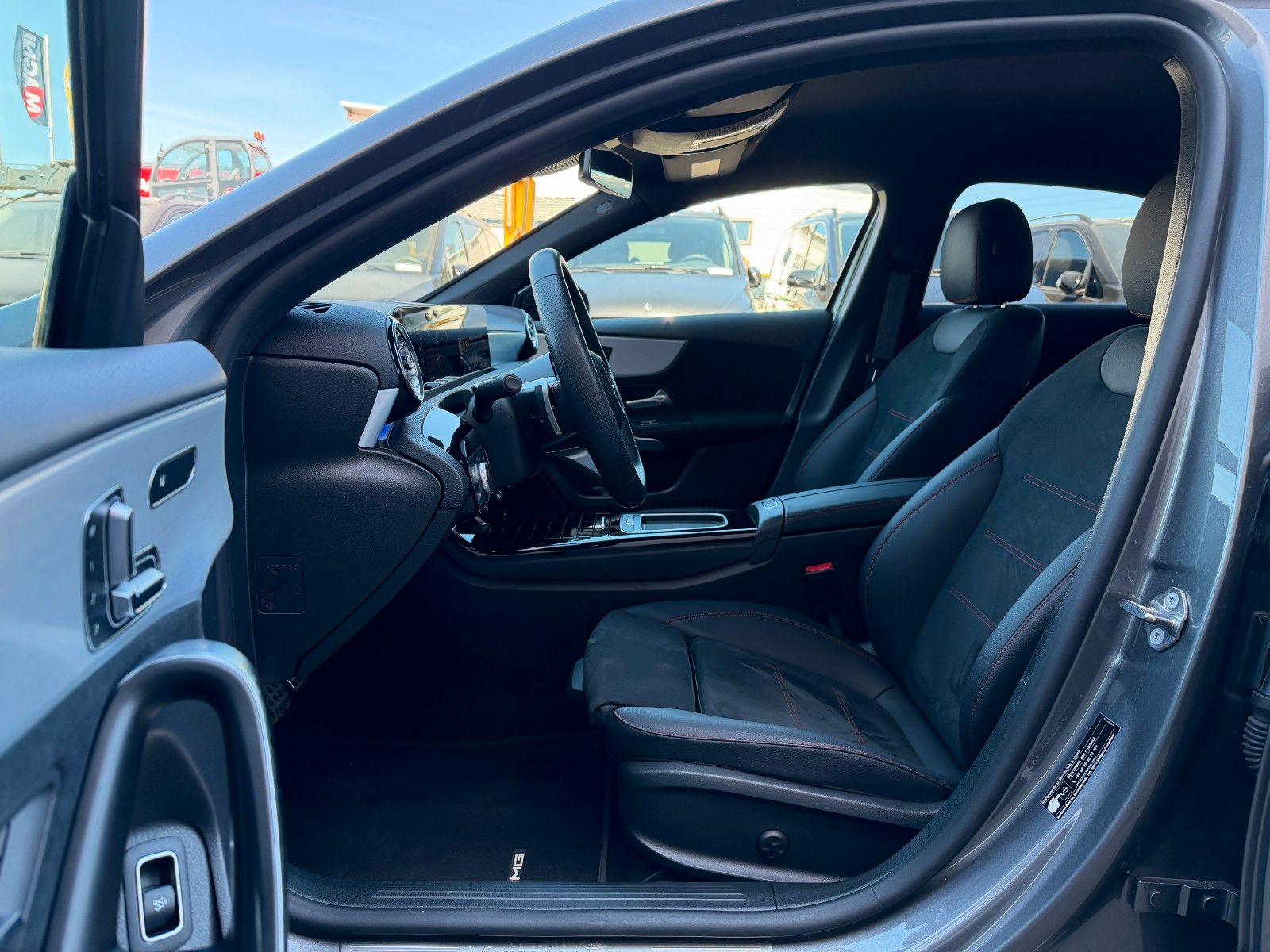 Fahrzeugabbildung Mercedes-Benz A 200 Limousine AMG NIGHT+AHK+MEMORY+360°+Ambien