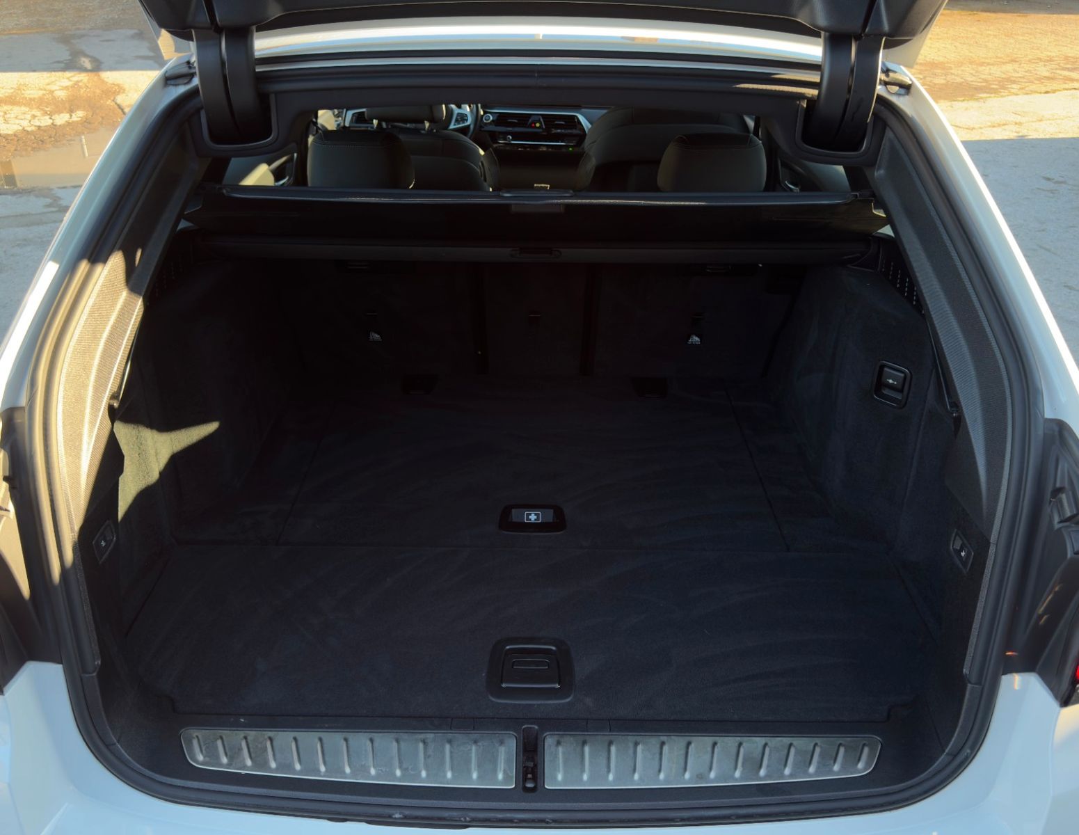 Fahrzeugabbildung BMW 530d Touring M Sport Shad HuD H&K LHZ SHZ Leder