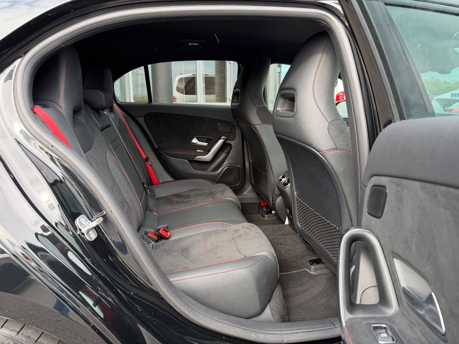 Fahrzeugabbildung Mercedes-Benz A 35 AMG 4Matic+Aero+StandH+360+MultiB+Memory