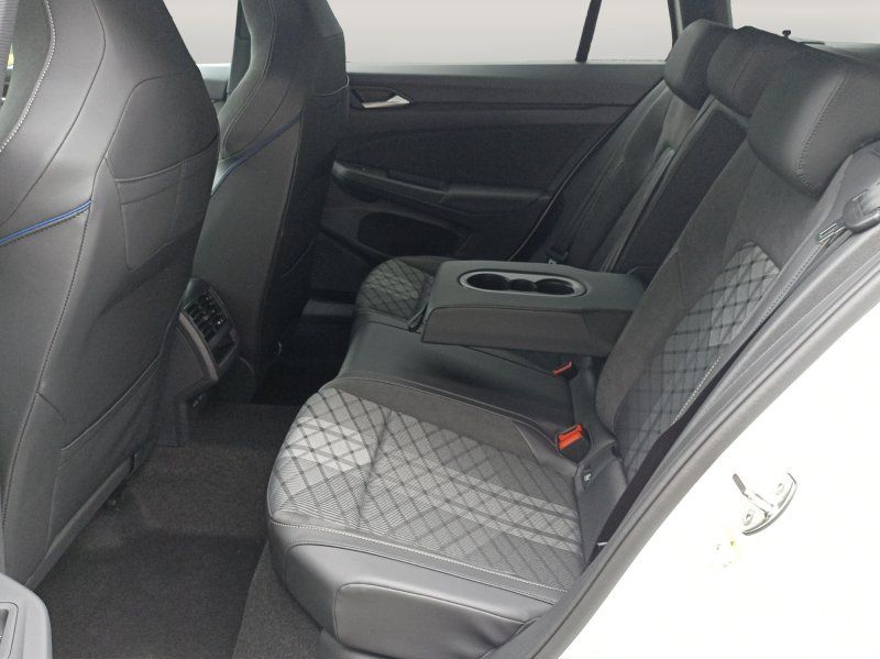 Fahrzeugabbildung Volkswagen Golf Vr. 8 1.5 eTSI R-Line DSG