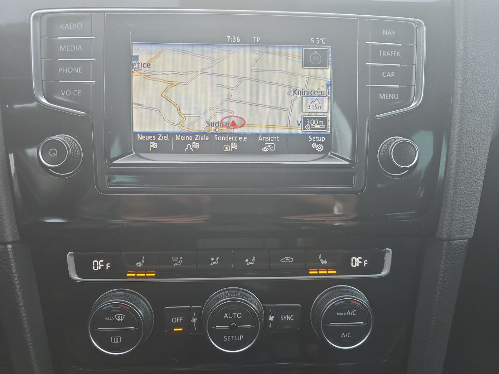 Fahrzeugabbildung Volkswagen Golf VII  Highline BMT/NAVi/PDC/XENON