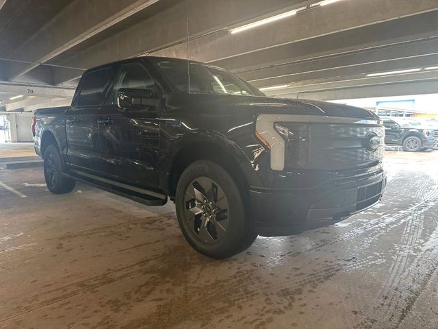 Ford F150 Lightning Lariat grosse Batterie im Vorlauf