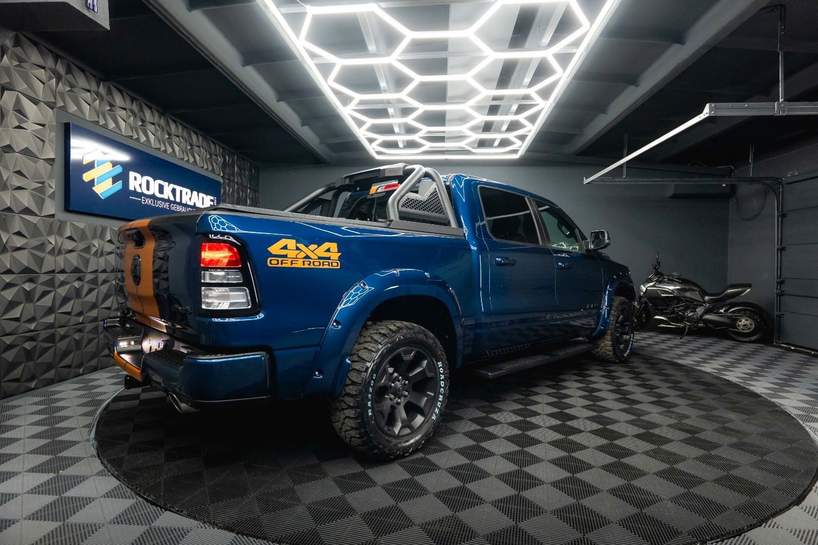 Fahrzeugabbildung Dodge RAM 5.7 V8 HEMI 4x4 OFFROAD Night-Paket *LED*19%