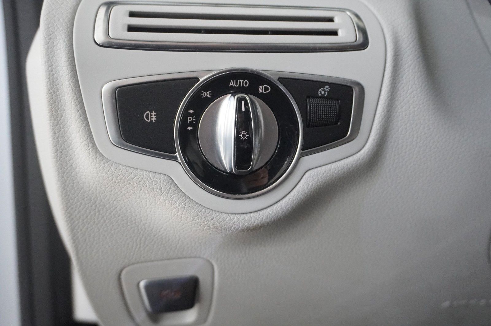 Fahrzeugabbildung Mercedes-Benz C 300 COUPE AMG LINE NAVI/LED/PANO./KAMERA/SPORT