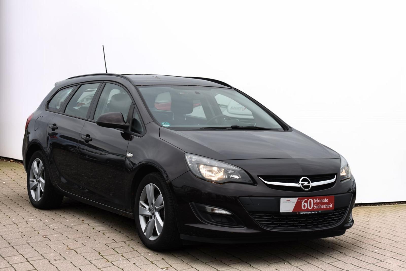 Opel Astra 2013 — вигляд ззаду