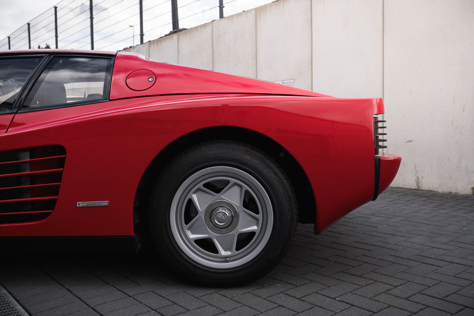 Fahrzeugabbildung Ferrari Testarossa - 2. Hd.- wenig KM - dt. Auto - TOP!