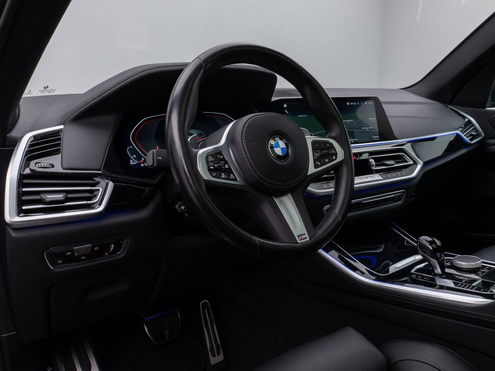 Fahrzeugabbildung BMW X5 xD30d M Sport Panorama 360°HUD HiFi Komfort