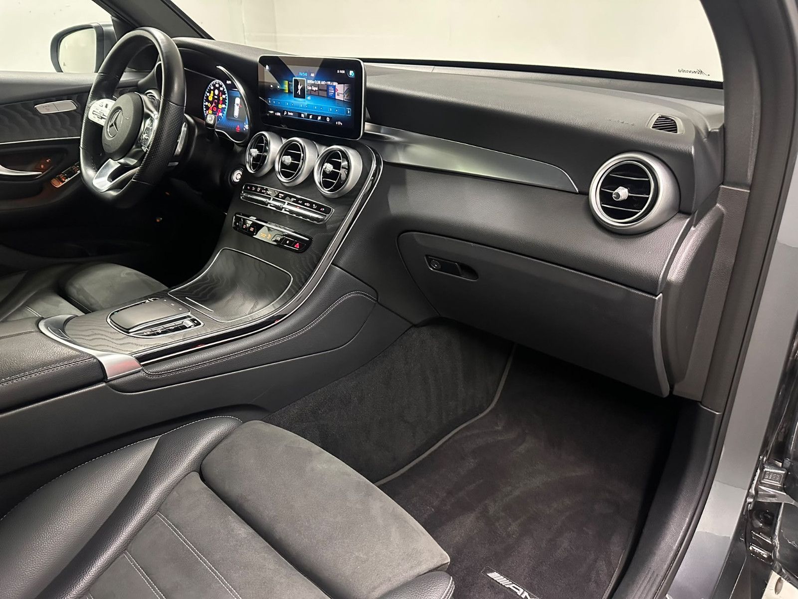Fahrzeugabbildung Mercedes-Benz GLC 220 d 4MATIC AMG*PANO*360*HUD*AHK*DISTRO