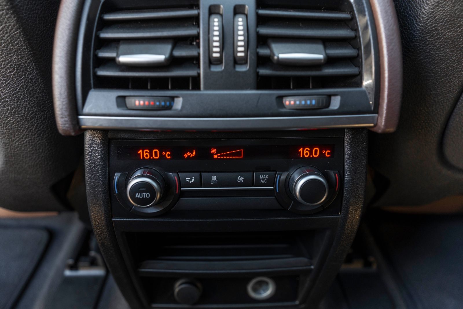 Fahrzeugabbildung BMW X5 xDrive50i M-SPORTPAKET HUD H&K CARPLAY 360°