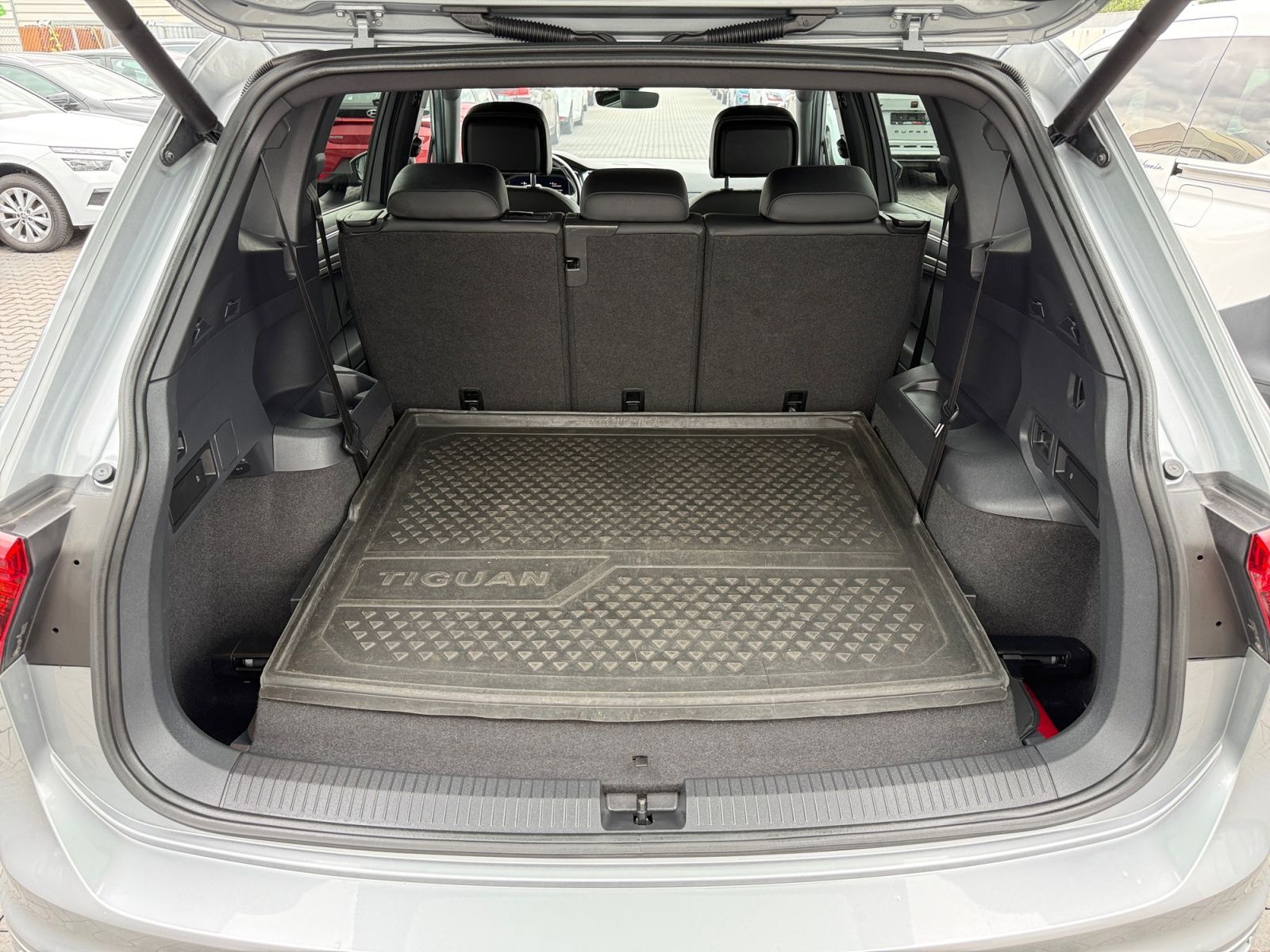 Fahrzeugabbildung Volkswagen Tiguan Allspace 2.0 TDI R-LINE 7 SITZE 20" AHK