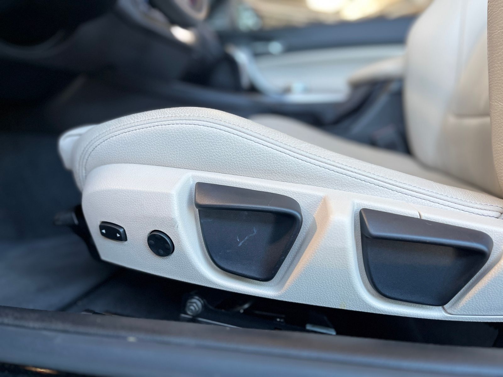 Fahrzeugabbildung BMW 220i Cabrio Sport Line H/K LEDER LED NAV SHZ 18"