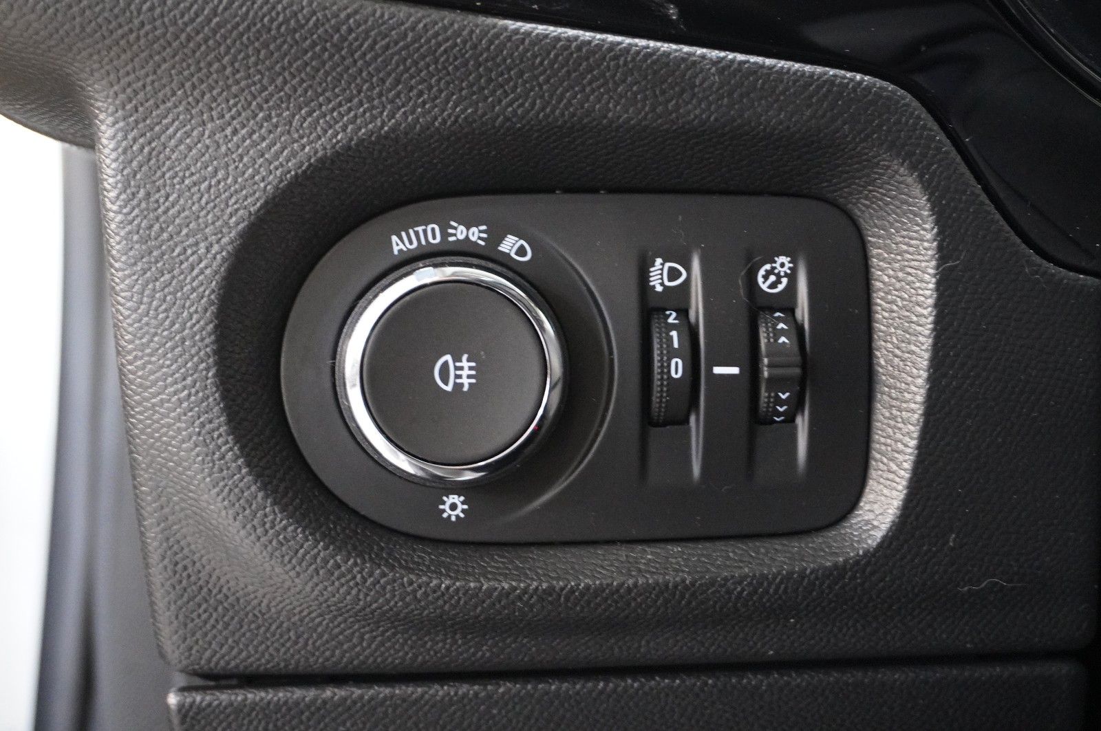 Fahrzeugabbildung Opel Corsa-e ELEGANCE 3-PHASIG NAVI/LED/KAMERA/SH/DAB