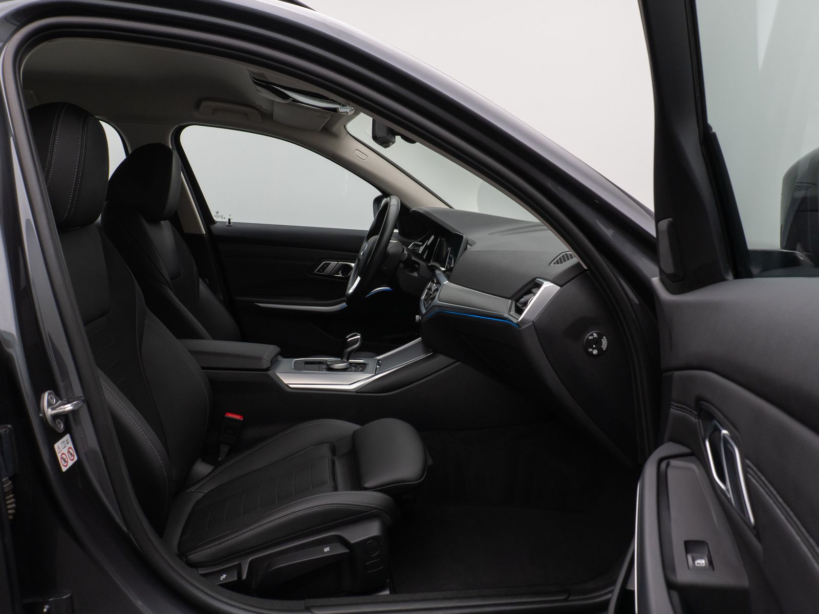 Fahrzeugabbildung BMW 330e Kamera DAB HiFi DrivingAssist Alarm Sport