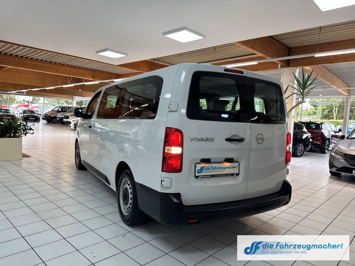 Fahrzeugabbildung Opel Vivaro Kombi L 1.5 D EU6d Apple CarPlay Android