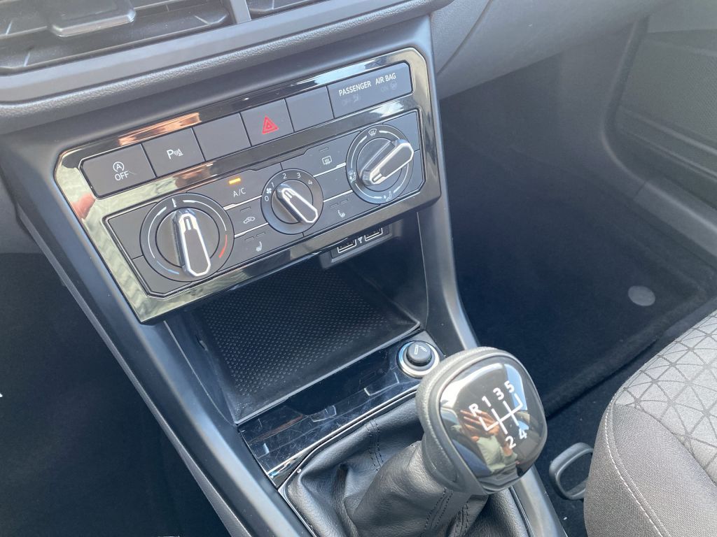 Fahrzeugabbildung Volkswagen T-Cross 1.0 TSI OPF Life *Sitzh. v*Lichtsensor*