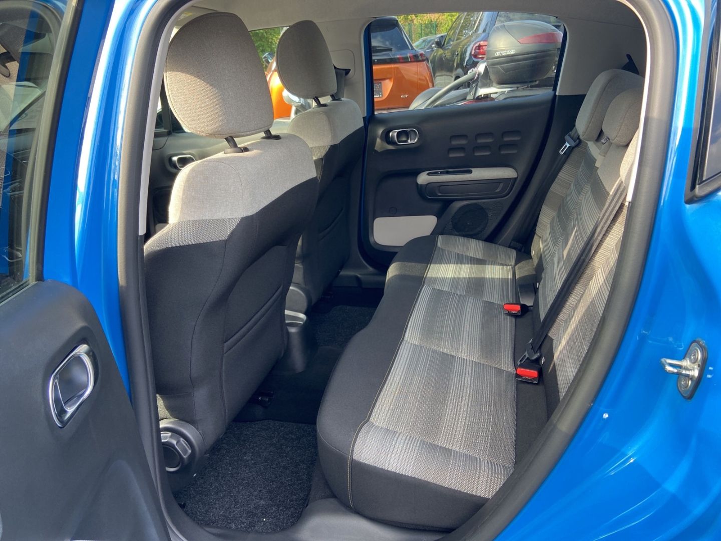 Fahrzeugabbildung Citroën C3 Shine 1.2 PureTech 110 Navi LED CarPlay Temp.