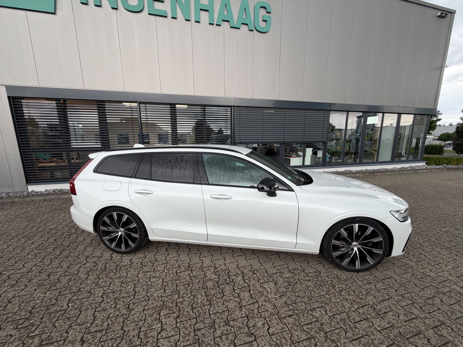 Fahrzeugabbildung Volvo V60 Kombi Plus Dark