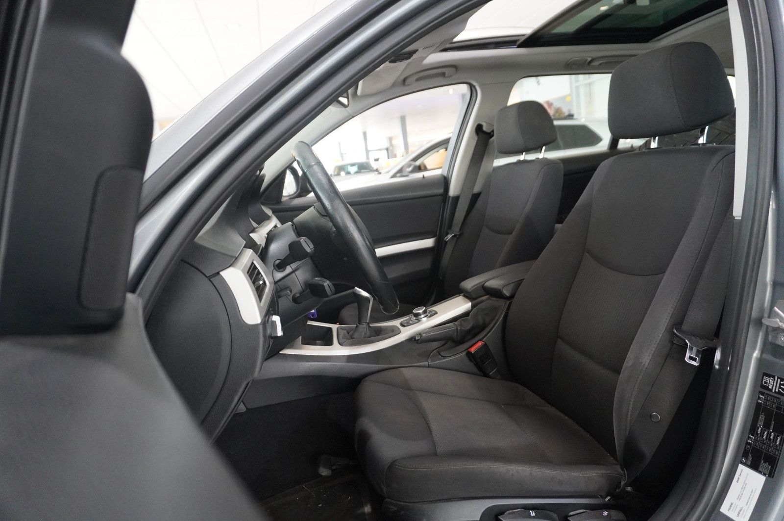 Fahrzeugabbildung BMW 320i TOURING NAVI/BI-XENON/SHZ/PDC/PANO./SH/TEMP