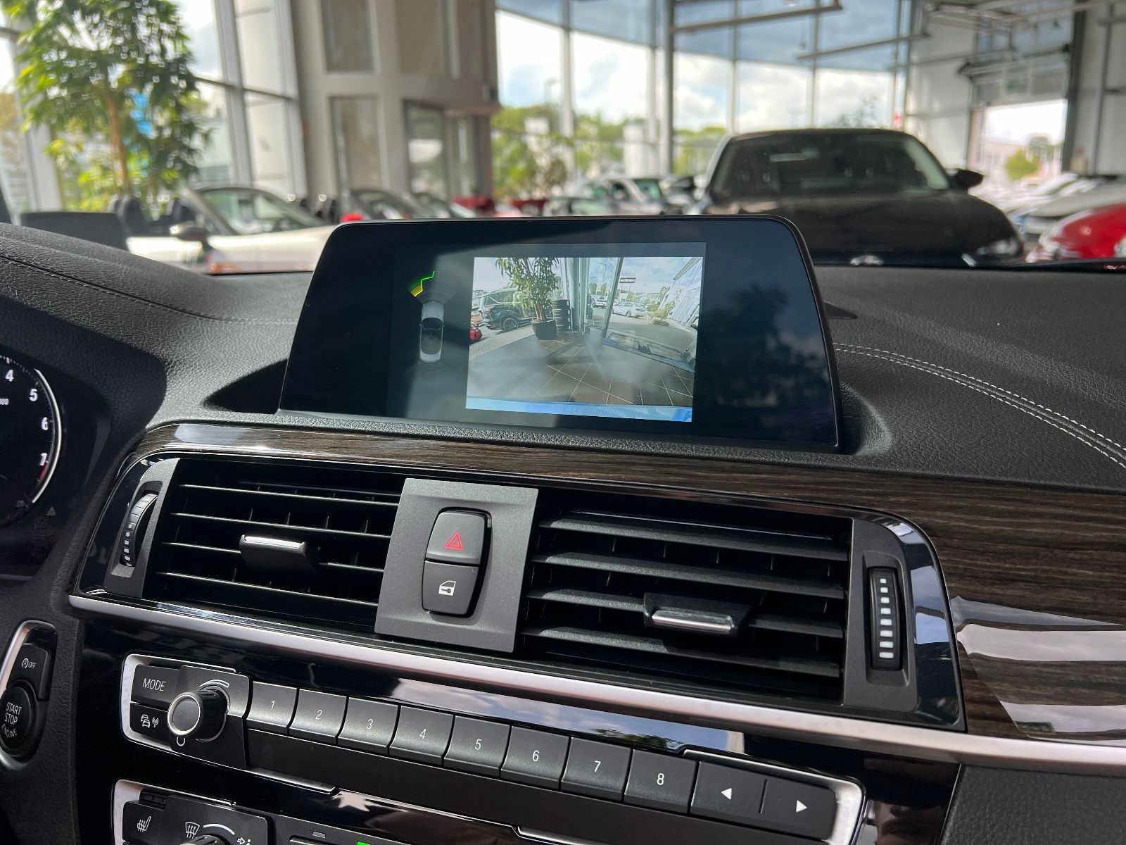 Fahrzeugabbildung BMW 220i Cabrio Luxury Line NAV LED PDC