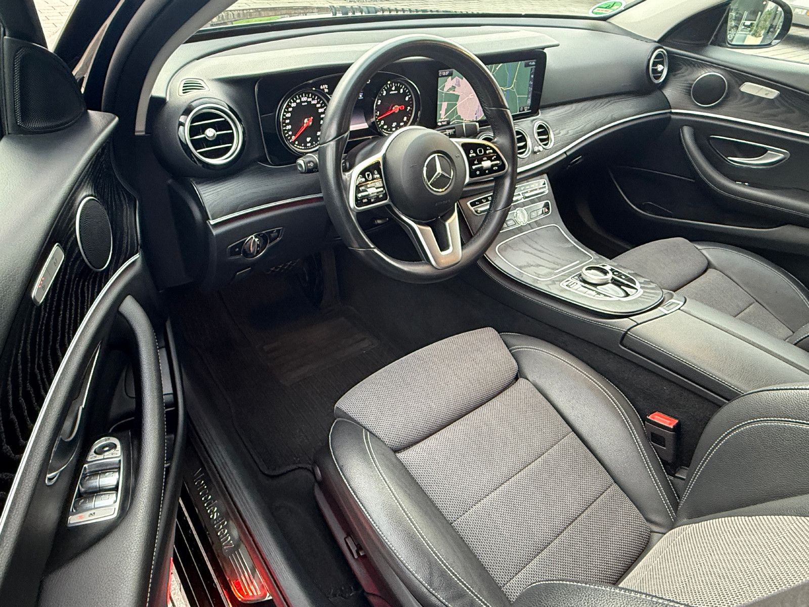 Fahrzeugabbildung Mercedes-Benz E 200 T Avantgarde NAVI KLIMAAUTO CAM LED SITZH.