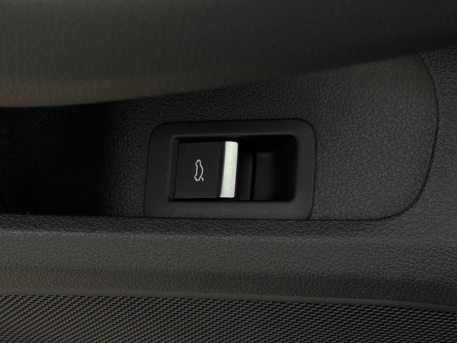 Fahrzeugabbildung Audi A4 Avant 40 TFSI S tronic Kamera Massage AHK SHZ