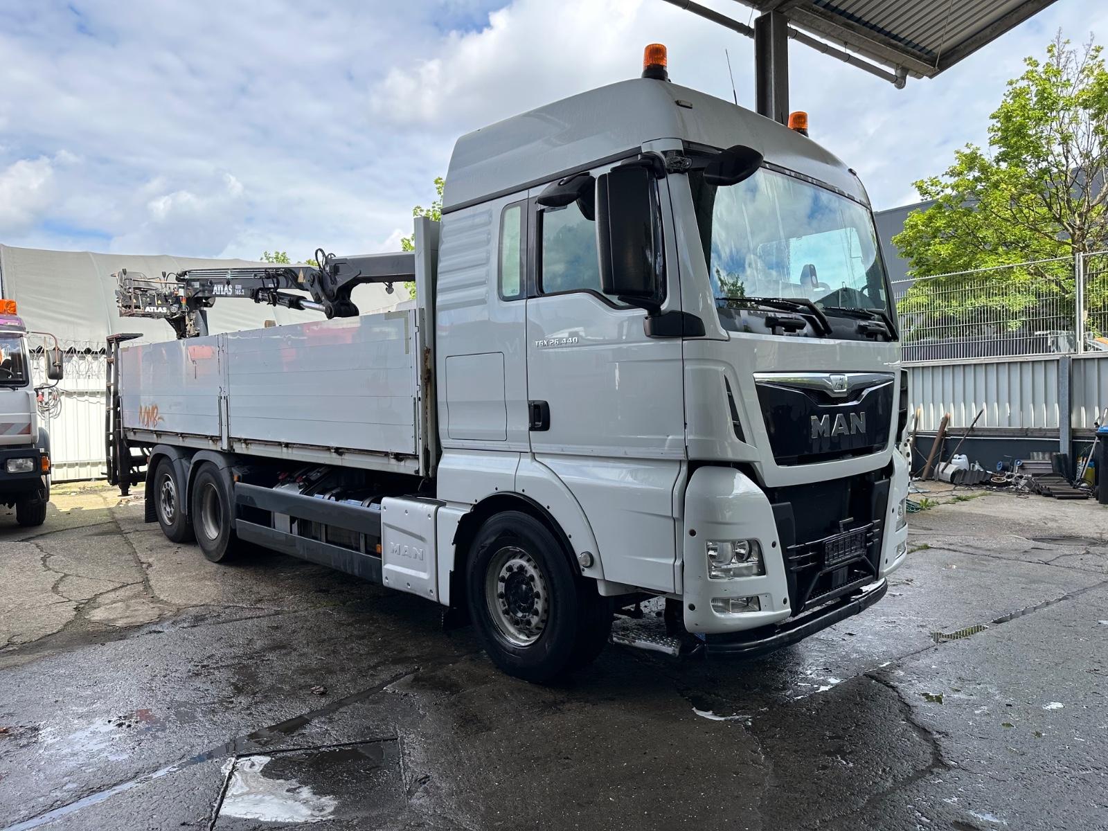 MAN TGX 26.440 - Baustoff - mit Kran