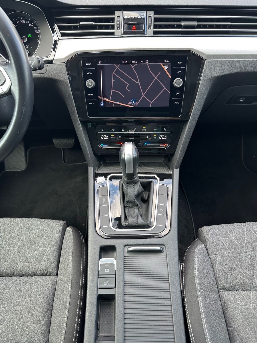 Fahrzeugabbildung Volkswagen Passat Variant 2.0 TDI DSG Business NAV+LED+PANO