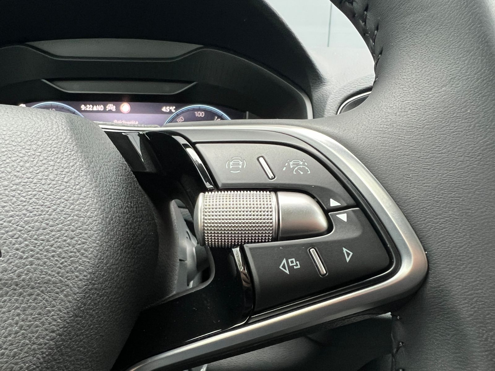 Fahrzeugabbildung SKODA Karoq Tour 1.5 TSI DSG *AHK, 17" LM-Felge, Navi,